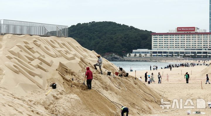 [부산=뉴시스] 하경민 기자 = 황금연휴 마지막 날인 6일 부산 해운대구 해운대해수욕장을 찾은 시민과 관광객들이 나들이를 즐기고 있는 가운데 백사장에는 모래작가들이 작품을 만들고 있다. 해운대구는 오는 16~19일 '2025년 해운대 모래축제'를 개최한다. 올해 20주년을 맞은 모래축제는 '모래로 만나는 K-컬처'를 주제로 14명의 해외 모래 작가가 제작한 총 20여 개의 작품을 선보인다. 2025.05.06. yulnetphoto@newsis.com