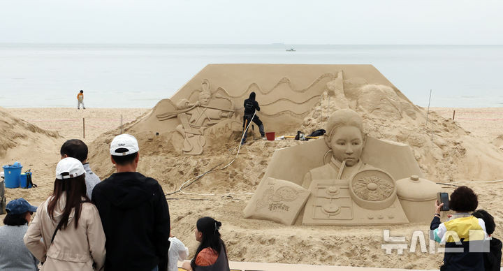 [부산=뉴시스] 하경민 기자 = 황금연휴 마지막 날인 6일 부산 해운대구 해운대해수욕장을 찾은 시민과 관광객들이 나들이를 즐기고 있는 가운데 백사장에는 모래작가들이 작품을 만들고 있다. 해운대구는 오는 16~19일 '2025년 해운대 모래축제'를 개최한다. 올해 20주년을 맞은 모래축제는 '모래로 만나는 K-컬처'를 주제로 14명의 해외 모래 작가가 제작한 총 20여 개의 작품을 선보인다. 2025.05.06. yulnetphoto@newsis.com