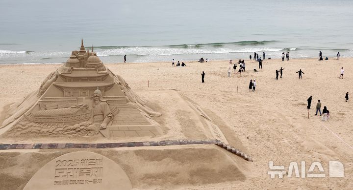 [부산=뉴시스] 하경민 기자 = 황금연휴 마지막 날인 6일 부산 해운대구 해운대해수욕장을 찾은 시민과 관광객들이 나들이를 즐기고 있는 가운데 백사장에는 모래작가들이 작품을 만들고 있다. 해운대구는 오는 16~19일 '2025년 해운대 모래축제'를 개최한다. 올해 20주년을 맞은 모래축제는 '모래로 만나는 K-컬처'를 주제로 14명의 해외 모래 작가가 제작한 총 20여 개의 작품을 선보인다. 2025.05.06. yulnetphoto@newsis.com