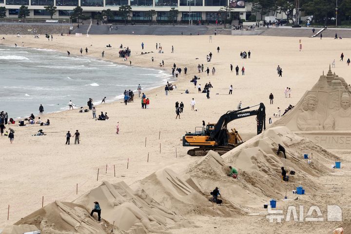 [부산=뉴시스] 하경민 기자 = 황금연휴 마지막 날인 6일 부산 해운대구 해운대해수욕장을 찾은 시민과 관광객들이 나들이를 즐기고 있는 가운데 백사장에는 모래작가들이 작품을 만들고 있다. 해운대구는 오는 16~19일 '2025년 해운대 모래축제'를 개최한다. 올해 20주년을 맞은 모래축제는 '모래로 만나는 K-컬처'를 주제로 14명의 해외 모래 작가가 제작한 총 20여 개의 작품을 선보인다. 2025.05.06. yulnetphoto@newsis.com