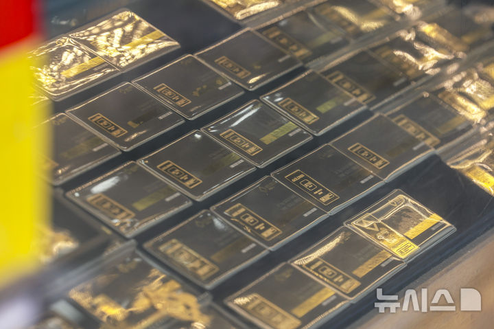 [서울=뉴시스] 정병혁 기자 = 6일 서울시내 금은방에 금 제품이 진열되어 있다. 금값이 고공행진을 이어가면서 은행권 골드뱅킹 잔액이 사상 처음으로 1조1000억원을 넘어섰다. KB국민·신한·우리은행의 지난달 말 기준 골드뱅킹 잔액은 1조1025억원으로 집계됐다. 지난 3월 말(1조265억원)과 비교해, 한 달 새 760억원 늘었으며, 1년 전인 지난해 4월 말(6천101억원)의 1.8배 수준이다. 2025.05.06. jhope@newsis.com