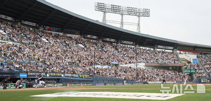 [서울=뉴시스] 김선웅 기자 = 지난 6일 서울 송파구 잠실야구장에서 열린 2025 프로야구 LG 트윈스 vs 두산 베어스의 경기, 야구팬들이 응원전을 펼치고 있다. 2025.05.06. mangusta@newsis.com