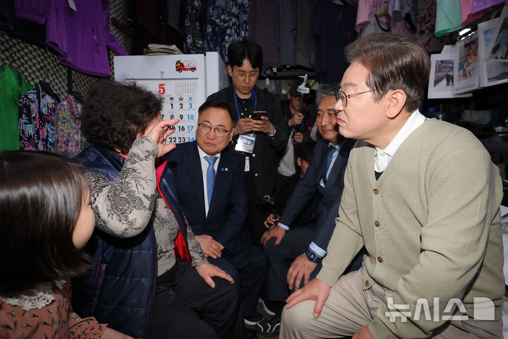 [옥천=뉴시스] 조성봉 기자 = 민심을 청취하는 '경청 투어'에 나선 이재명 더불어민주당 대선후보가 6일 충북 옥천군 옥천공설시장의 '국민보도연맹' 사건 피해자 유가족 상점을 찾아 대화를 나누고 있다. (공동취재) 2025.05.06. photo@newsis.com