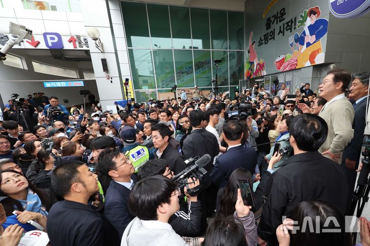 [옥천=뉴시스] 조성봉 기자 = 민심을 청취하는 '경청 투어'에 나선 이재명 더불어민주당 대선후보가 6일 충북 옥천군 옥천공설시장에서 즉흥 연설을 하고 있다. 2025.05.06. suncho21@newsis.com