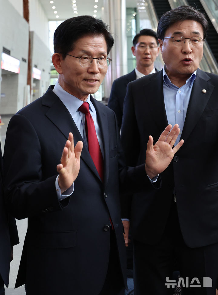 [경주=뉴시스] 권창회 기자 = 김문수 국민의힘 대선 후보가 6일 경북 경주시 HICO 미디어센터에서 APEC 준비현장을 둘러본 뒤 단일화 관련해 일정을 중단하고 서울로 올라가겠다고 발언하고 있다. 2025.05.06. kch0523@newsis.com