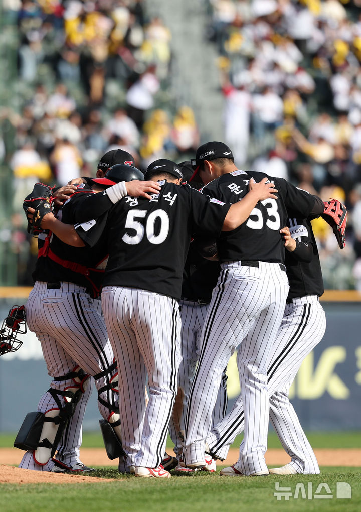 [서울=뉴시스] 김선웅 기자 = 6일 서울 송파구 잠실야구장에서 열린 2025 프로야구 LG 트윈스 vs 두산 베어스의 경기, 5-1로 두산에 승리를 거둔 LG 선수들이 자축하고 있다. 2025.05.06. mangusta@newsis.com