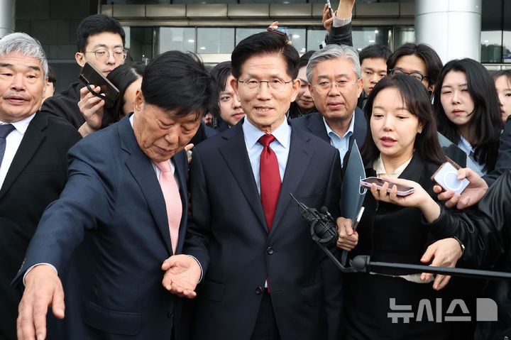 [경주=뉴시스] 권창회 기자 = 김문수 국민의힘 대선 후보가 6일 경북 경주시 HICO 미디어센터에서 김대식 의원과 대화를 나눈 뒤 서울로 가기 위해 이동하고 있다. 2025.05.06. kch0523@newsis.com