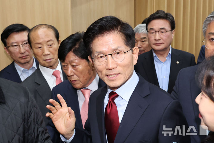 [경주=뉴시스] 권창회 기자 = 김문수 국민의힘 대선 후보가 6일 경북 경주시 HICO 미디어센터에서 김대식 의원과 대화를 나눈 뒤 서울로 가기 위해 이동하고 있다. 2025.05.06. kch0523@newsis.com