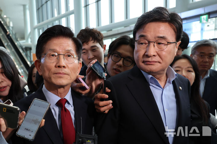 [경주=뉴시스] 권창회 기자 = 김문수 국민의힘 대선 후보가 6일 경북 경주시 HICO 미디어센터에서 APEC 준비현장을 둘러본 후 단일화 관련해 모든 일정을 중단하고 서울로 올라가겠다고 발언한 뒤 김대식 의원과 대화를 위해 이동하고 있다. 2025.05.06. kch0523@newsis.com