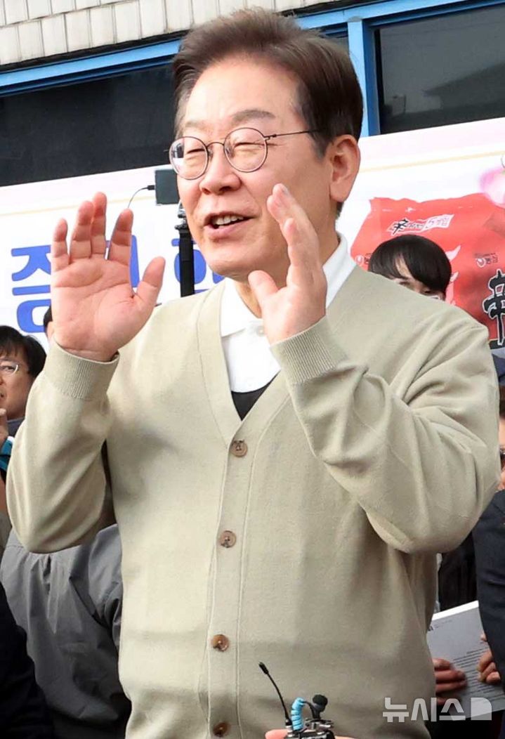 [금산=뉴시스] 조성봉 기자 = 민심을 청취하는 '경청 투어'에 나선 이재명 더불어민주당 대선후보가 6일 충남 금산군 시외고속터미널 인근에서 즉흥 연설을 하고 있다.2025.05.06. suncho21@newsis.com