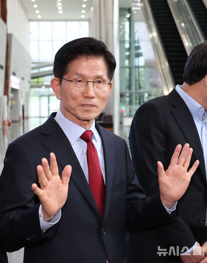 [경주=뉴시스] 권창회 기자 = 김문수 국민의힘 대선 후보가 6일 경북 경주시 HICO 미디어센터에서 단일화 관련 반발하며 후보 일정 중단을 선언하고 있다. 2025.05.06. kch0523@newsis.com