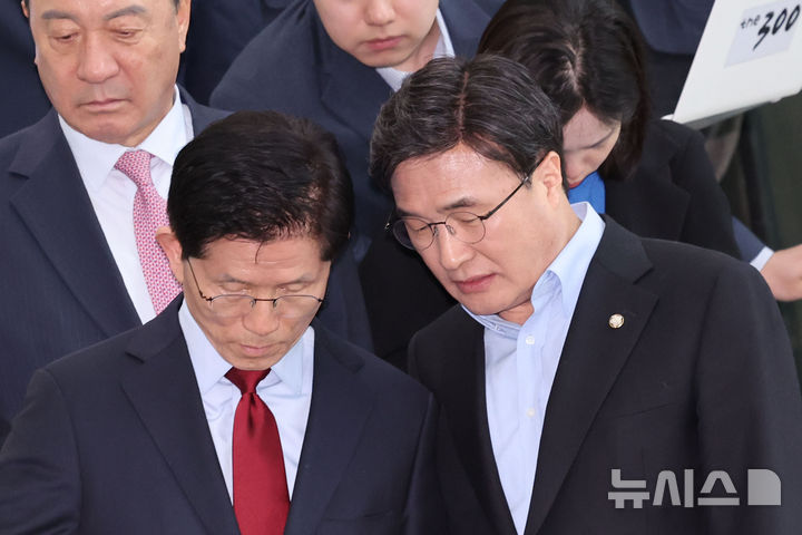 [경주=뉴시스] 권창회 기자 = 김문수 국민의힘 대선 후보가 지난달 6일 경북 경주시 HICO 미디어센터에서 김대식 의원과 대화하고 있다. 2025.05.06. kch0523@newsis.com