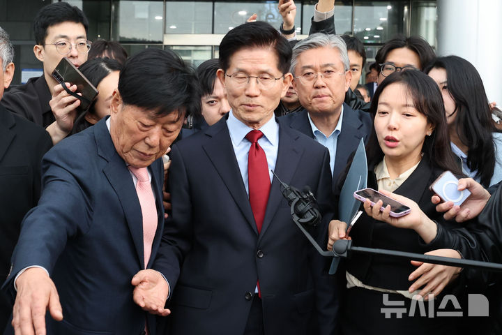 [경주=뉴시스] 권창회 기자 = 김문수 국민의힘 대선 후보가 지난 6일 경북 경주시 HICO 미디어센터에서 단일화 관련 반발하며 후보 일정 중단을 선언한 뒤 이동하고 있다. 2025.05.06. kch0523@newsis.com