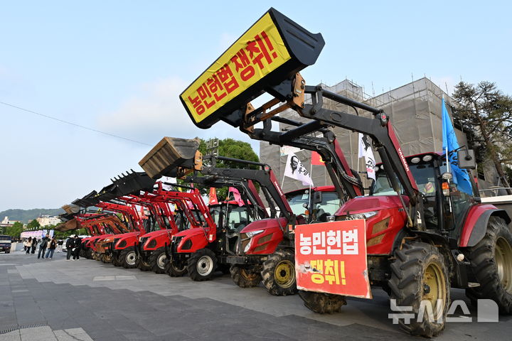 [광주=뉴시스] 이영주 기자 = 6일 오후 광주 동구 5·18민주광장에 전국농민회총연맹 광주전남연맹의 트랙터들이 주차돼있다. 전농 광주전남연맹은 쌀 수입 중단과 농산물 최저가격 보장을 촉구하며 오는 10일 서울에서 열리는 광화문 시국대회에 트랙터를 몰고 참석할 방침이다. 2025.05.06. leeyj2578@newsis.com