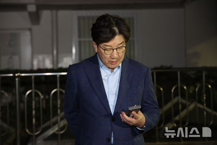 [서울=뉴시스] 김금보 기자 = 권성동 국민의힘 원내대표가 6일 오후 서울 관악구 김문수 대선후보의 자택 앞에서 '한덕수 후보와의 단일화'  관련 논의를 위해 김 후보를 기다리고 있다. 2025.05.06. kgb@newsis.com