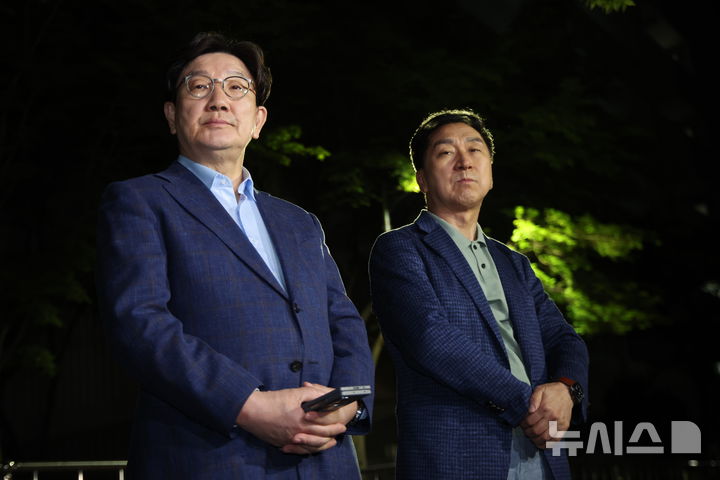 [서울=뉴시스] 김금보 기자 = 권성동 국민의힘 원내대표와 김기현 의원이 6일 오후 서울 관악구 김문수 대선후보의 자택 앞에서 '한덕수 후보와의 단일화'  관련 논의를 위해 김 후보를 기다리고 있다. 2025.05.06. kgb@newsis.com