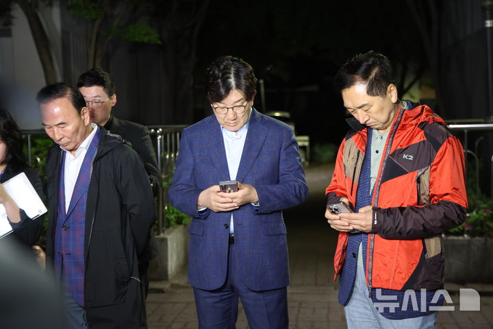 [서울=뉴시스] 김금보 기자 = 권성동 국민의힘 원내대표와 중진의원들이 6일 오후 서울 관악구 김문수 대선후보의 자택 앞에서 '한덕수 후보와의 단일화'  관련 논의를 위해 김 후보를 기다리고 있다. 왼쪽부터 박덕흠, 권 원내대표, 김기현 의원. 2025.05.06. kgb@newsis.com