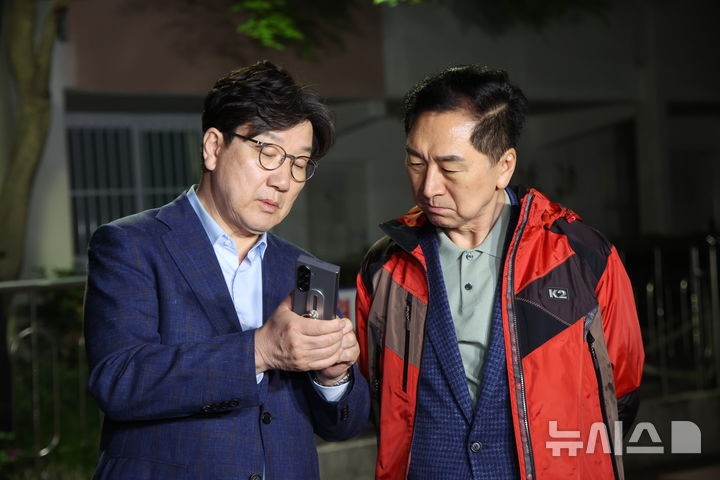 [서울=뉴시스] 김금보 기자 = 권성동 국민의힘 원내대표와 김기현 의원이 6일 오후 서울 관악구 김문수 대선후보의 자택 앞에서 '한덕수 후보와의 단일화'  관련 논의를 위해 김 후보를 기다리며 대화를 하고 있다. 2025.05.06. kgb@newsis.com