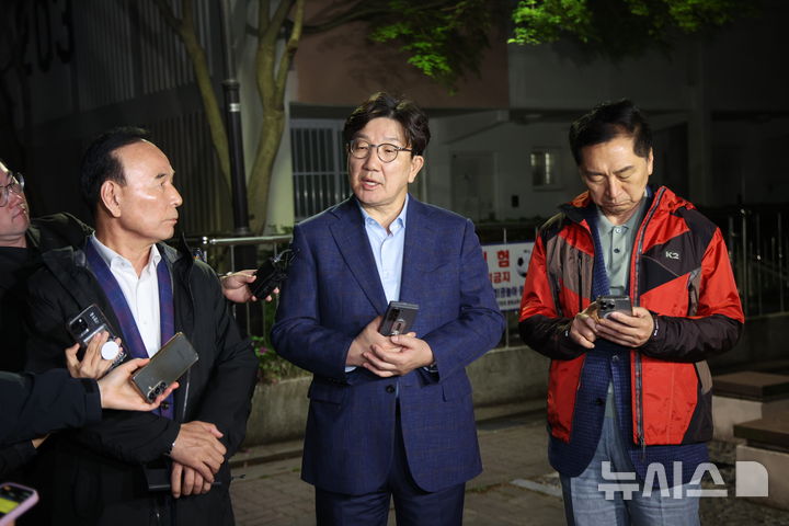 [서울=뉴시스] 김금보 기자 = 권성동(가운데) 국민의힘 원내대표를 비롯한 중진의원들이 6일 오후 서울 관악구 김문수 대선후보의 자택 앞에서 '한덕수 후보와의 단일화'  관련 논의를 위해 김 후보를 기다리며 취재진의 질문에 답변하고 있다. 2025.05.06. kgb@newsis.com