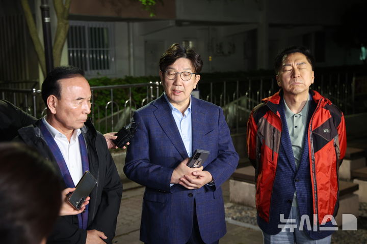 [서울=뉴시스] 김금보 기자 = 권성동(가운데) 국민의힘 원내대표를 비롯한 중진의원들이 6일 오후 서울 관악구 김문수 대선후보의 자택 앞에서 '한덕수 후보와의 단일화' 관련 논의를 위해 김 후보를 기다리며 취재진의 질문에 답변하고 있다. 2025.05.06. kgb@newsis.com