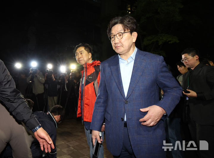 [서울=뉴시스] 김금보 기자 = 권성동 국민의힘 원내대표를 비롯한 중진의원들이 6일 오후 서울 관악구 김문수 대선후보의 자택 앞에서 '한덕수 후보와의 단일화'  관련 논의를 위해 김 후보를 기다리다가 되돌아가고 있다. 2025.05.06. kgb@newsis.com