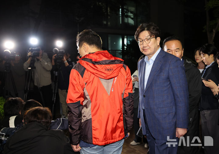 [서울=뉴시스] 김금보 기자 = 권성동 국민의힘 원내대표를 비롯한 중진의원들이 6일 오후 서울 관악구 김문수 대선후보의 자택 앞에서 '한덕수 후보와의 단일화' 관련 논의를 위해 김 후보를 기다리다가 되돌아가고 있다. 2025.05.06. kgb@newsis.com