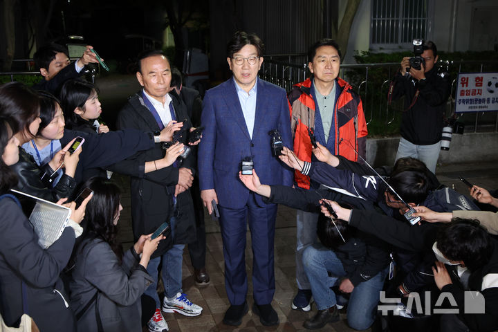 [서울=뉴시스] 김금보 기자 = 권성동(가운데) 국민의힘 원내대표를 비롯한 중진의원들이 6일 오후 서울 관악구 김문수 대선후보의 자택 앞에서 '한덕수 후보와의 단일화'  관련 논의를 위해 김 후보를 기다리다가 돌아가기에 앞서 입장을 말하고 있다. 2025.05.06. kgb@newsis.com