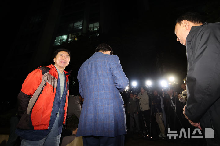 [서울=뉴시스] 김금보 기자 = 김기현(왼쪽) 국민의힘 의원이 6일 오후 서울 관악구 김문수 대선후보의 자택 앞에서 '한덕수 후보와의 단일화'  관련 논의를 위해 김 후보를 기다리며 웃음을 보이고 있다. 2025.05.06. kgb@newsis.com