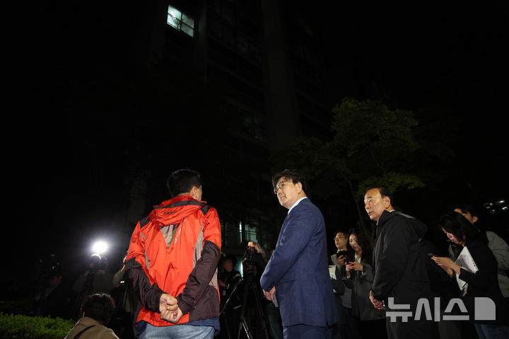 [서울=뉴시스] 김금보 기자 = 권성동(가운데) 국민의힘 원내대표를 비롯한 중진의원들이 6일 오후 서울 관악구 김문수 대선후보의 자택 앞에서 '한덕수 후보와의 단일화'  관련 논의를 위해 김 후보를 기다리다리고 있다. 2025.05.06. kgb@newsis.com