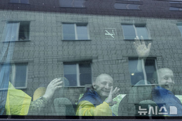 [우크라이나=AP/뉴시스] 6일(현지 시간) 러시아와의 포로 교환을 통해 석방된 우크라이나 군인들이 장소가 알려지지 않은 곳에 도착하고 있다. 양국은 이날 205명의 포로를 교환했다. 2025.05.07.