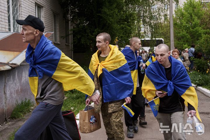 <font style="vertical-align: inherit;"><font style="vertical-align: inherit;">[우크라이나=AP/뉴시스] 6일(현지 시간) 러시아와의 포로 교환을 통해 석방된 우크라이나 군인들이 장소가 알려지지 않은 곳에 도착해 이동하고 있다. 양국은 이날 205명의 포로를 교환했다. 2025.05.07.</font></font>