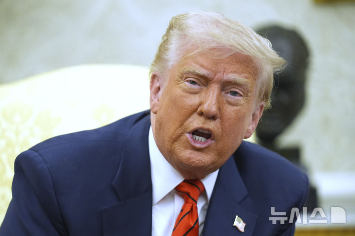 [워싱턴=AP/뉴시스]도널드 트럼프 미국 대통령이 6일(현지 시간) 미국 백악관 집무실에서 마크 카니 캐나다 총리와 회담에 들어가며 취재진 질문에 답하고 있다. 2025.05.07.