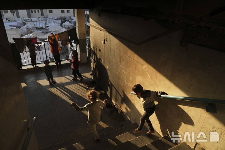 [가자시티=AP/뉴시스]이스라엘이 가자지구의 하마스에 대한 공격 강화를 준비하는 가운데 6일 가자시티의 대피소로 개조된 학교에 대히난 팔레스타인 난민 어린이들. 이스라엘이 20개월째 계속되고 있는 가자지구 전쟁에서 하마스에 대한 공격 강화를 준비하는 가운데 가자지구 전역에서 발생한 이스라엘의 공격으로 여성과 어린이를 포함해 최소 48명이 사망했다고 병원 관계자가 7일 밝혔다. 2025.05.07.