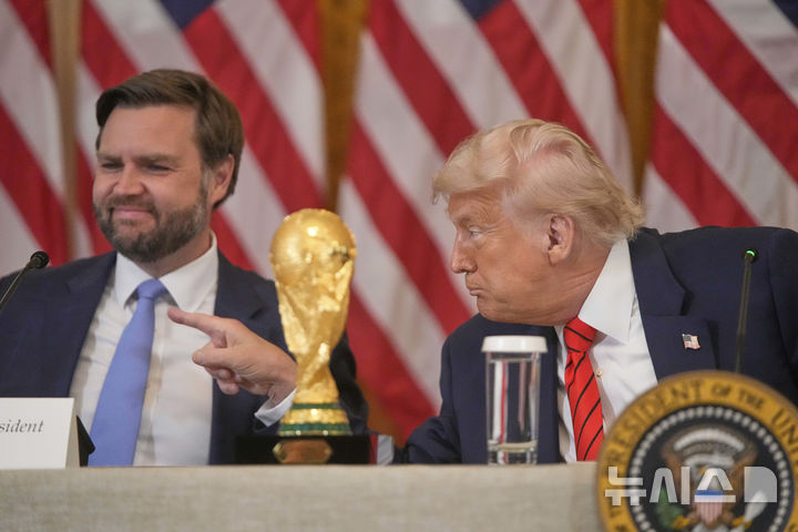 [워싱턴=AP/뉴시스]도널드 트럼프 미국 대통령이 6일(현지 시간) 백악관 이스트룸에서 2026년 국제축구연맹(FIFA) 월드컵 태스크포스(TF) 회의에 참석해 손짓하고 있다. 2025.05.07.