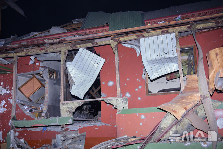 [무자파라바드=AP/뉴시스] 7일(현지 시간) 파키스탄령 카슈미르 무자파라바드 인근에서 인도의 미사일 공격으로 추정되는 공격으로 피해 입은 현장의 한 건물이 파손돼 있다. 인도 정부는 이날 새벽 파키스탄령 카슈미르 9곳을 공격하는 ‘신두르 작전’을 개시했다고 밝혔다. 2025.05.07.