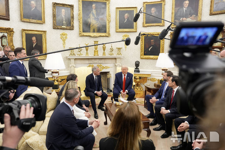 [워싱턴=AP/뉴시스]도널드 트럼프 미 대통령이 6일(현지시각) 마크 카니 캐나다 총리와 회담하면서 기자들에 둘러싸여 있다. 2025.5.7. 