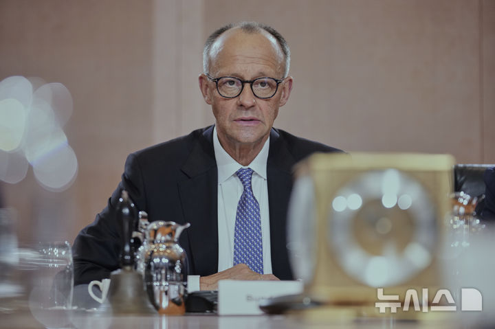 [베를린=AP/뉴시스] 프리드리히 메르츠 독일 신임 총리가 지난 6일(현지 시간) 베를린의 총리실에서 첫 내각 회의를 주재하고 있다. 2025.05.07.