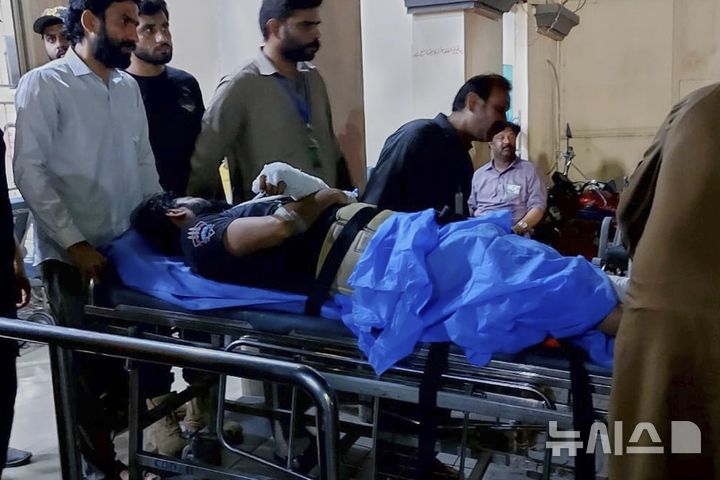 <font style="vertical-align: inherit;"><font style="vertical-align: inherit;">[바하왈푸르=AP/뉴시스] 7일(현지 시간) 파키스탄 바하활푸르 한 병원에서 인도의 미사일 공격으로 추정되는 공격으로 피해 입은 부상자가 이송되고 있다. 인도 정부는 이날 새벽 파키스탄령 카슈미르 9곳을 공격하는 ‘신두르 작전’을 개시했다고 밝혔다. 2025.05.07.</font></font>