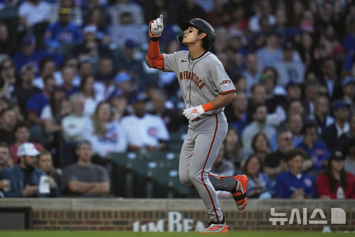 [시카고=AP/뉴시스] 샌프란시스코 자이언츠의 이정후가 6일(현지 시간) 미 일리노이주 시카고의 리글리 필드에서 열린 2025 메이저리그 시카고 컵스와의 경기 3회 초 2점 홈런(시즌 4호)을 친 후 베이스를 돌며 세리머니하고 있다. 2025.05.07.