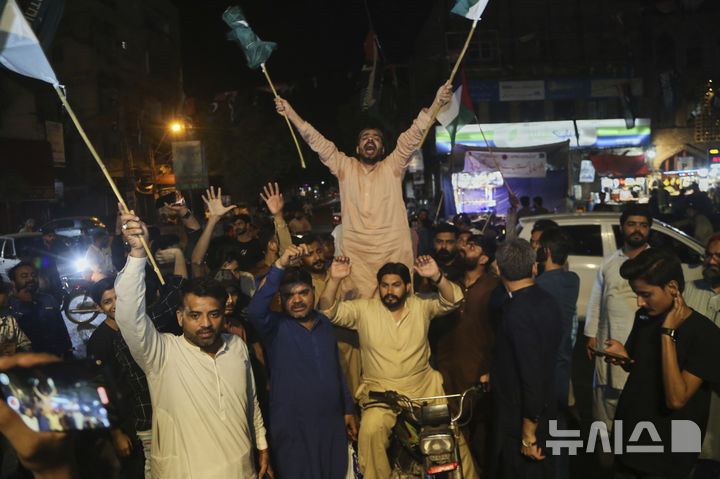 [하이데라바드=AP/뉴시스] 지난 7일(현지 시간) 파키스탄 하이데라바드에서 인도의 미사일 공격을 규탄하는 시위가 열려 시위대가 반인도 구호를 외치고 있다. 2025.05.08.