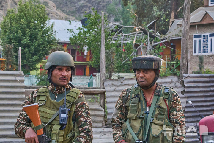 [풀와마=AP/뉴시스] 7일(현지 시간) 인도령 카슈미르 풀와마 지역 팜포르에서 인도 준군사 조직 병사들이 경계를 서고 있다. 2025.05.07.