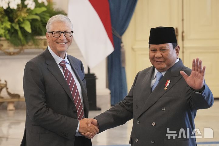 [자카르타=AP/뉴시스] 프라보워 수비안토 인도네시아 대통령(오른쪽)이 7일(현지 시간) 인도네시아 자카르타의 메르데카 궁전에서 마이크로소프트 공동 창립자인 빌 게이츠와 악수하고 있다. 2025.05.09.