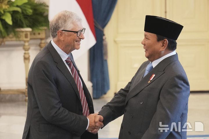 [자카르타=AP/뉴시스] 프라보워 수비안토 인도네시아 대통령(오른쪽)이 지난달 7일 인도네시아 자카르타의 메르데카 궁전에서 빌 게이츠와 악수하고 있다. 2025.06.03.