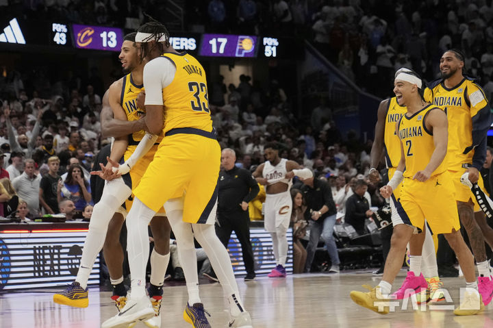 [클리블랜드=AP/뉴시스] 미국프로농구(NBA) 인디애나 페이서스의 타이리스 할리버튼(맨 왼쪽). 2025. 5. 6.