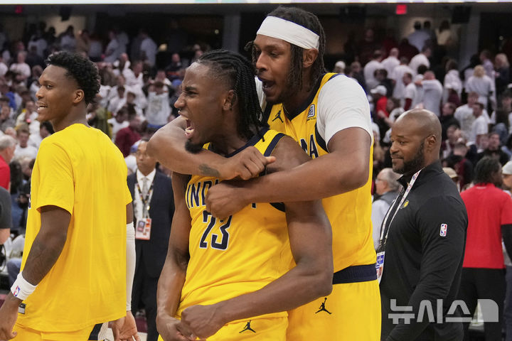 [클리블랜드=AP/뉴시스] 미국프로농구(NBA) 인디애나 페이서스의 애런 네스미스(왼쪽), 마일스 터너. 2025. 5. 6.