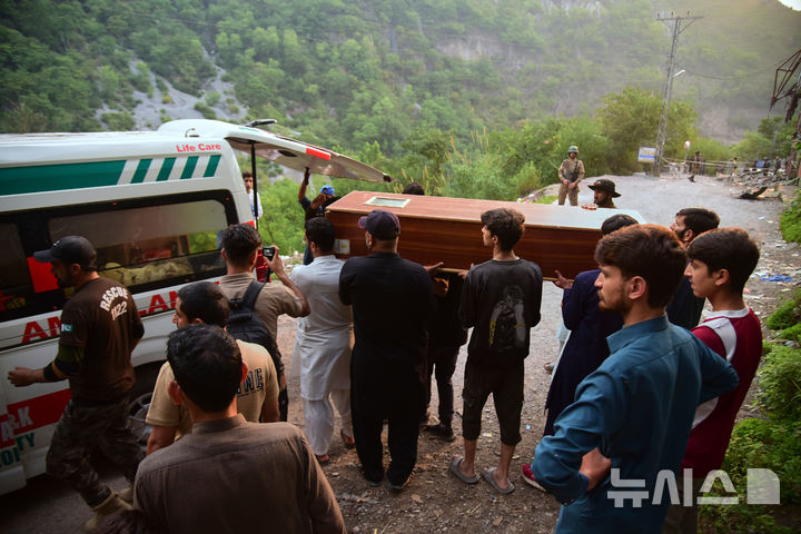 [카슈미르=AP/뉴시스]파키스탄령 카슈미르의 한 모스크에서 7일(현지 시간) 인도 미사일로 추정되는 공격이 발생해 사망자가 발생, 자원봉사자들이 시신을 수습해 구급차로 옮기고 있다. 2025.05.07.