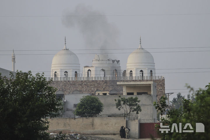 [바하왈푸르=AP/뉴시스] 7일 인도의 미사일 공격을 받은 파키스탄 바하왈푸르 외곽 이슬람 모스크에서 연기가 나고 있다. 2025.05.07.