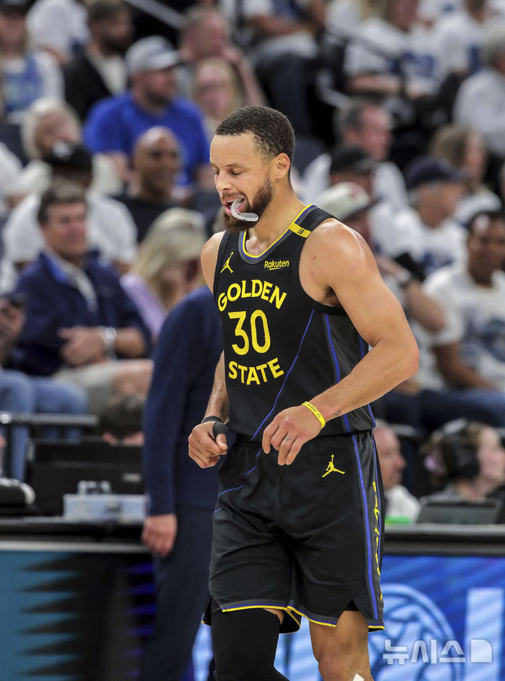 [미니애폴리스=AP/뉴시스] 미국프로농구(NBA) 골든스테이트 워리어스의 스테픈 커리. 2025. 5. 6.