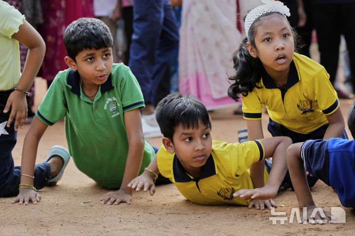 [AP/뉴시스] 7일 인도 구와하티에서 학생들이 민방공 훈련을 하고 있다