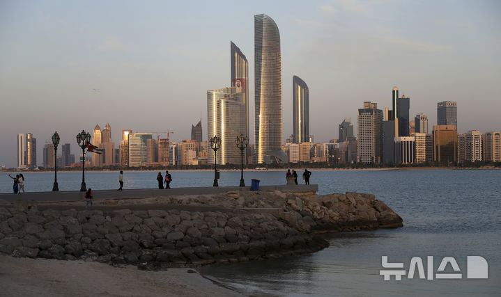 [아부다비(아랍에미리트)=AP/뉴시스]아랍에미리트 아부다비의 마천루.